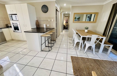 Ningi House | Sandstone Point Family home, Bribie beaches, pet friendly