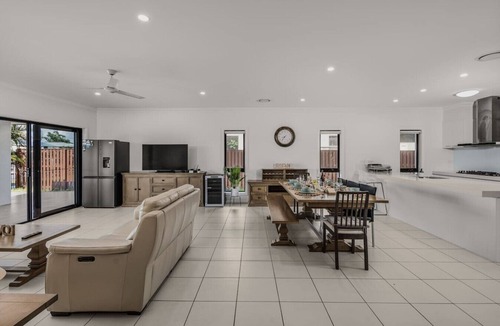 Coomera House | Scenic 5-Bed Riverview Classic & Relaxing Escape