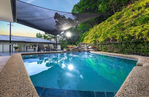Mooroobool House | Scenic 5BR Retreat, Sea, City & Mountain Views