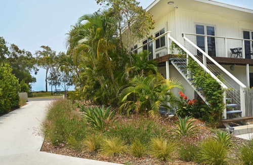 Urangan Apartment | Sea Breeze & partial Water Views among the palm tree canopy -Apt 4.