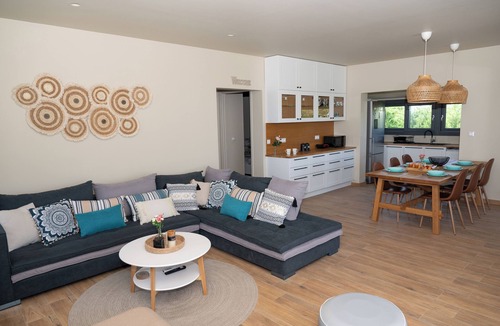 Aravissos Villa | Sea Echoes Villa- Luxury 6-Bedroom Villa by the Sea– Ideal for Groups & Families