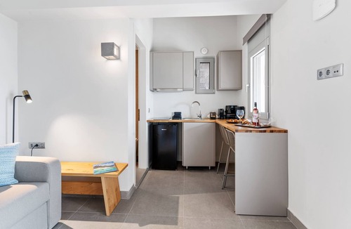 Episkopos Apartment | Sea & Pool View Suite Second floor