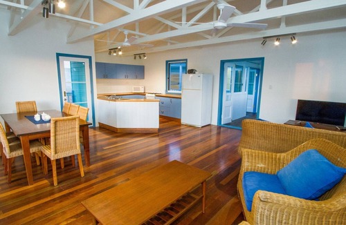 Seventeen Seventy House | SEA TURTLE 1770 holidays - stroll to 1770 waterferont