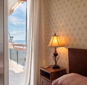 Saronida Apartment | Sea view apartment 100m from the beach