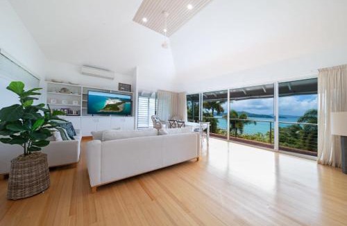 Shute Harbour House | Seascape on Shutehaven - Whitsunday Views Holiday Home