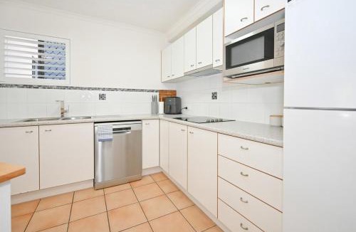 Dicky Beach Apartment | Seaside Charm & Comfort - 1min to Beach