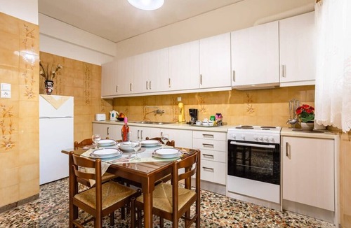 Avia Apartment | Seaside Family Haven - Avia's Spacious Getaway