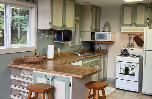 Eagle Creek Cottage | Secluded Lakefront Cottage in the Cariboo Pet-friendly