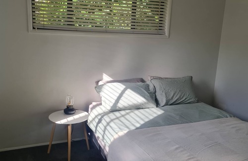 Wynnum Apartment | Self contained bayside unit close to waterfront, markets and Wynnum & Manly CBD