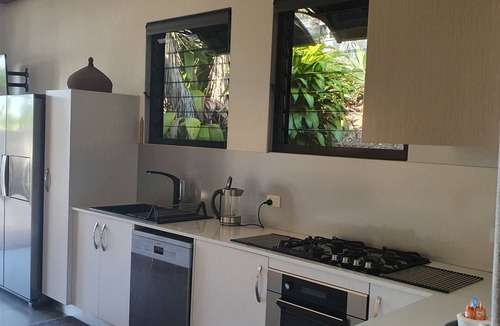 Smithfield House | Self contained studio guest house, pool, great location Smithfield, Cairns