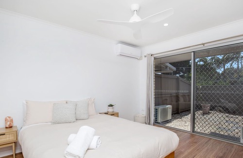 Burleigh Waters Apartment | Serene Guest House with pool access