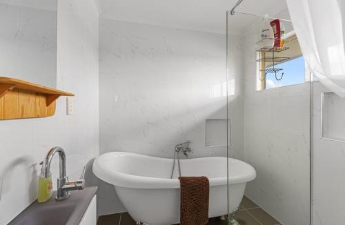 Tin Can Bay House | Shore beats work!