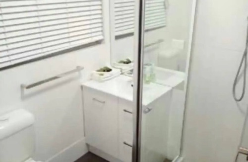 Sunnybank House | Simple Sunnybank Studio FREE A/C, parking & WiFi