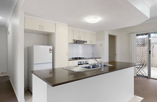 North Lakes Apartment | Simple & Sweet Mango Hill Apartment w Carpark