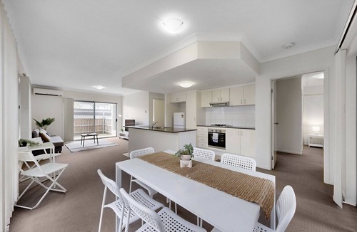 North Lakes Apartment | Simple & Sweet Mango Hill Apartment w Carpark