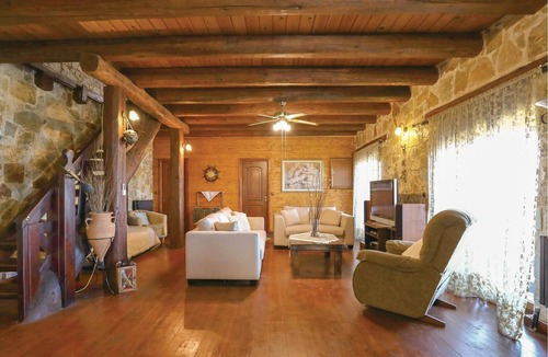 Paralia Porovitsis House | Situated in the northern part of the Peloponnese, this villa welcomes its guests in Akrata, a beauti