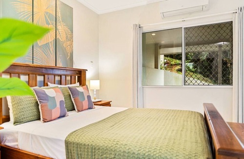 Edge Hill House | Skyline Cairns, 1BR Guesthouse - 10 mins to City