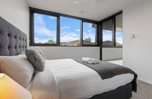 East Brisbane Apartment | Skyline n Rooftop Pool 2BR Modern Stay Near CBD
