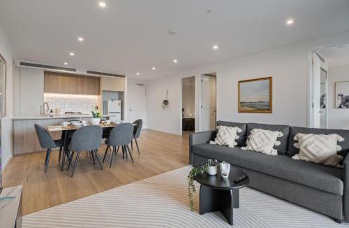 East Brisbane Apartment | Skyline n Rooftop Pool 2BR Modern Stay Near CBD