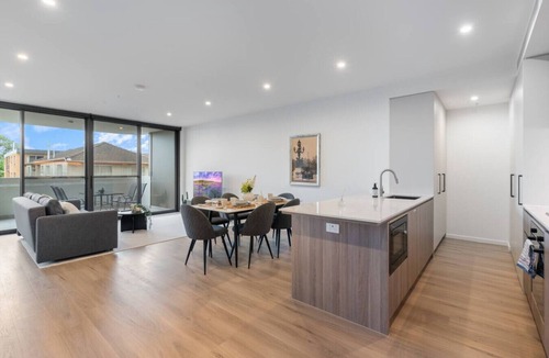 East Brisbane Apartment | Skyline & Rooftop Pool | 2BR Modern Stay Near CBD