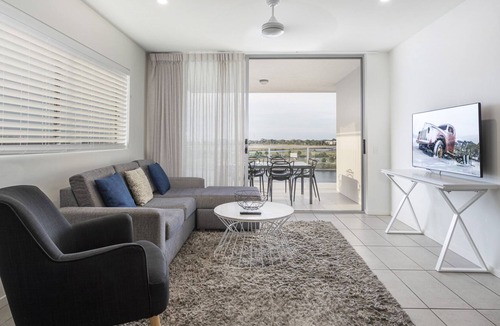 Birtinya Apartment | Sleek 2-Bed Unit With Expansive Water Views