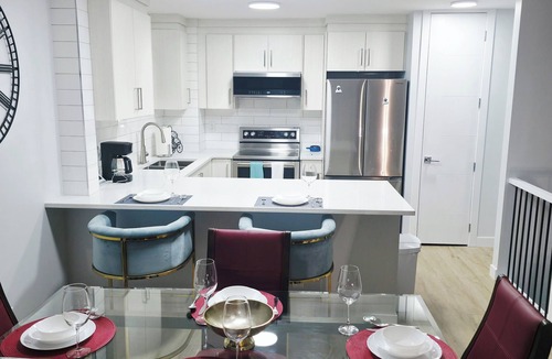 West Edmonton Condo | SLEEK FAMILY-FRIENDLY 3 BEDROOM HOUSE MINUTES FROM WEM.