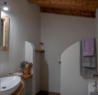 Amarinthos House | Small Guesthouse In The Garden