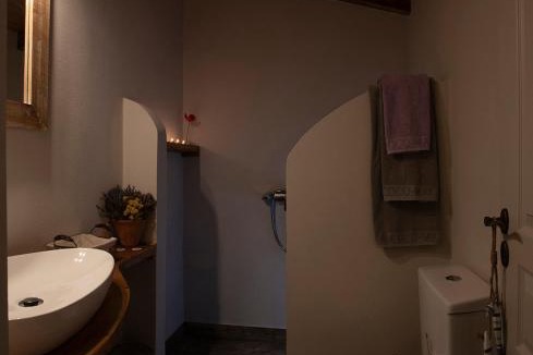 Amarinthos House | Small Guesthouse In The Garden