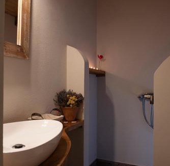 Amarinthos House | Small Guesthouse In The Garden