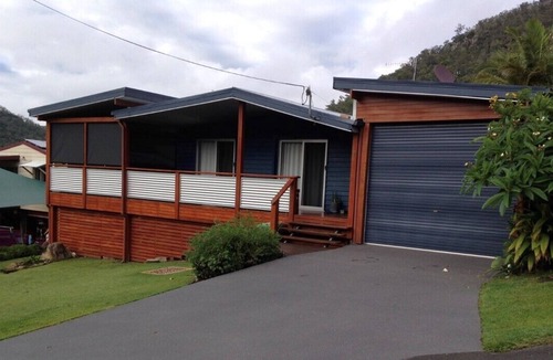 Somerset Dam House | Somerset Blue Holiday House