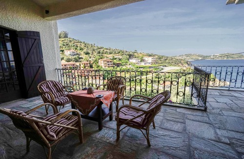 Agii Apostoli Cottage | Sonia Rustic Mansion - 5BD. 30 sec walk to beach!