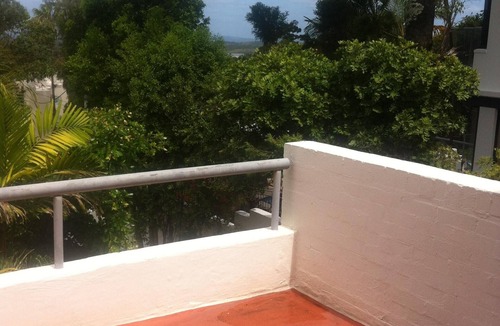 Noosa Heads Apartment | Spacious 2 bedroom air conditioned 500 M. to Beach/Hastings Street