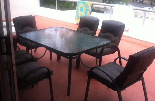 Noosa Heads Apartment | Spacious 2 bedroom air conditioned 500 M. to Beach/Hastings Street