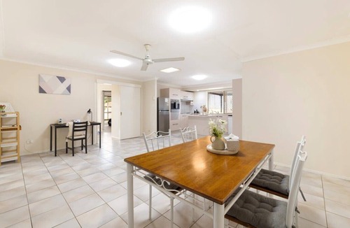 Calamvale House | Spacious 3-BR Haven Prime Location Shopping Centre