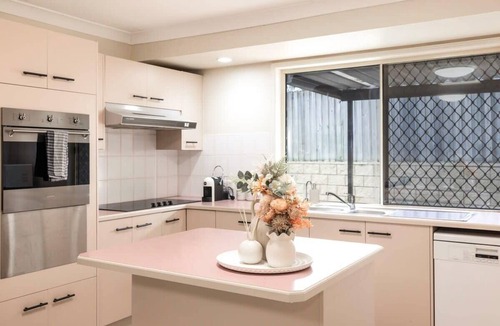Calamvale House | Spacious 3-BR Haven Prime Location Shopping Centre
