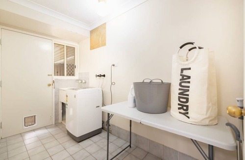 Calamvale House | Spacious 3-BR Haven Prime Location Shopping Centre
