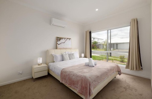 Greenbank House | Spacious 4BR Modern Home by Parks and Forest