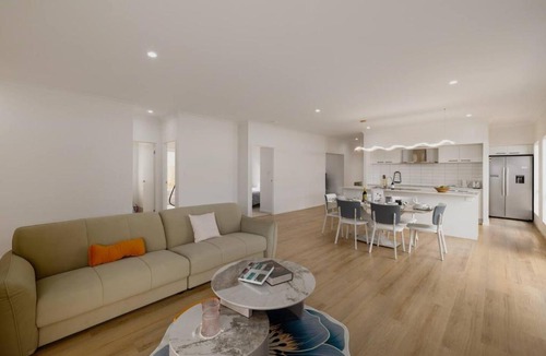 Greenbank House | Spacious 4BR Modern Home by Parks and Forest