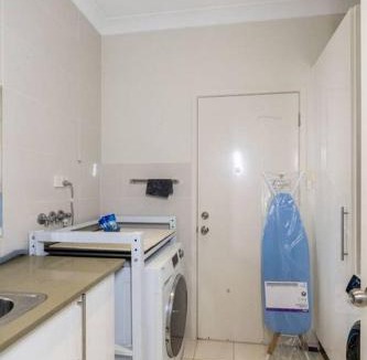 Sunnybank Apartment | Spacious 5BR 3BA Home w Parking and Yard in Sunnybank M11