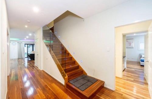 Sunnybank Apartment | Spacious 5BR 3BA Home w Parking and Yard in Sunnybank M11