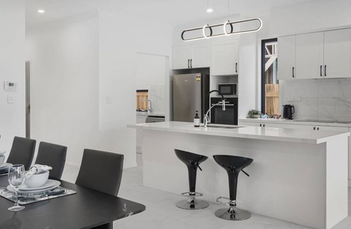 Corinda House | Spacious 5BR Family Home in Leafy Corinda