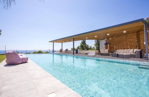 Kolymbia Villa | Spacious beach front Vila with 100 sqm infinity pool, a basket ball court