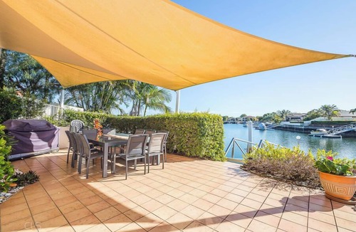 Banksia Beach House | Spacious Canal Home With Pontoon!