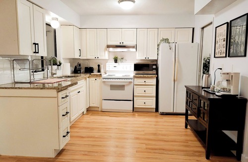 Richmond House | Spacious & Convenient Rustic Family Home near YVR /Sleeps 8!