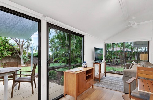 Sherwood Cottage | Spacious cottage with large fenced yard. Private access / pets welcome / air con