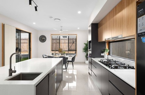 Pallara House | Spacious Modern 6BR Family Home in Pallara QLD