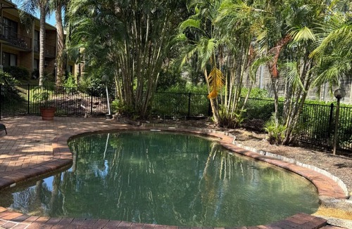 Mount Ommaney Hotel | Spacious Room Ideal for Biz & Leisure.