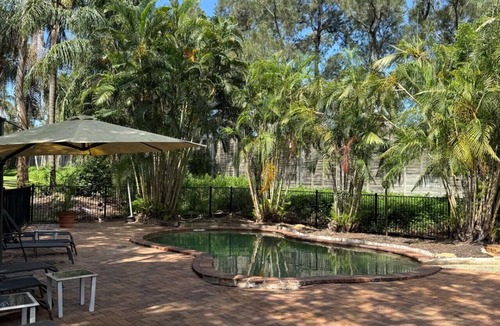 Mount Ommaney Hotel | Spacious Room Ideal for Biz & Leisure.