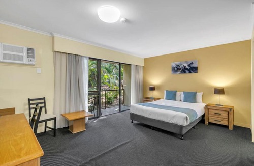 Mount Ommaney Hotel | Spacious Room Ideal for Biz and Leisure