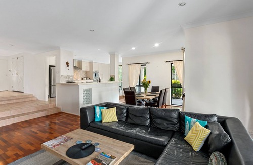 Mount Ommaney House | Spacious & Serene! 3Bed/2Bath/2+Cars ~ House